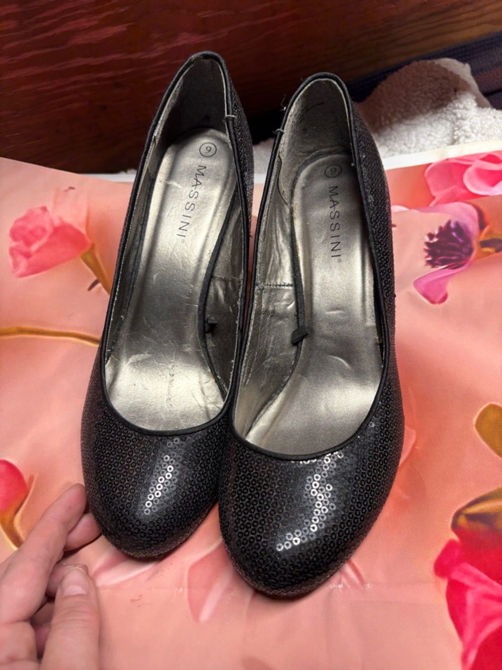 Massini Black Sequin Round-Toe Pumps size 9